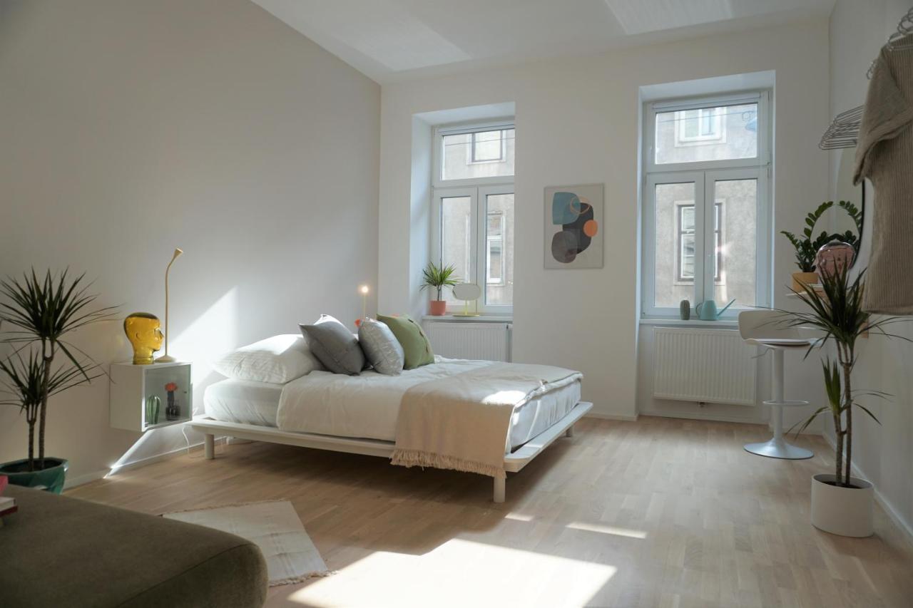 Modern 2Br Apartments - Full Kitchen - Schoenbrunn Area - 15 Mins To City Center Vienna Esterno foto