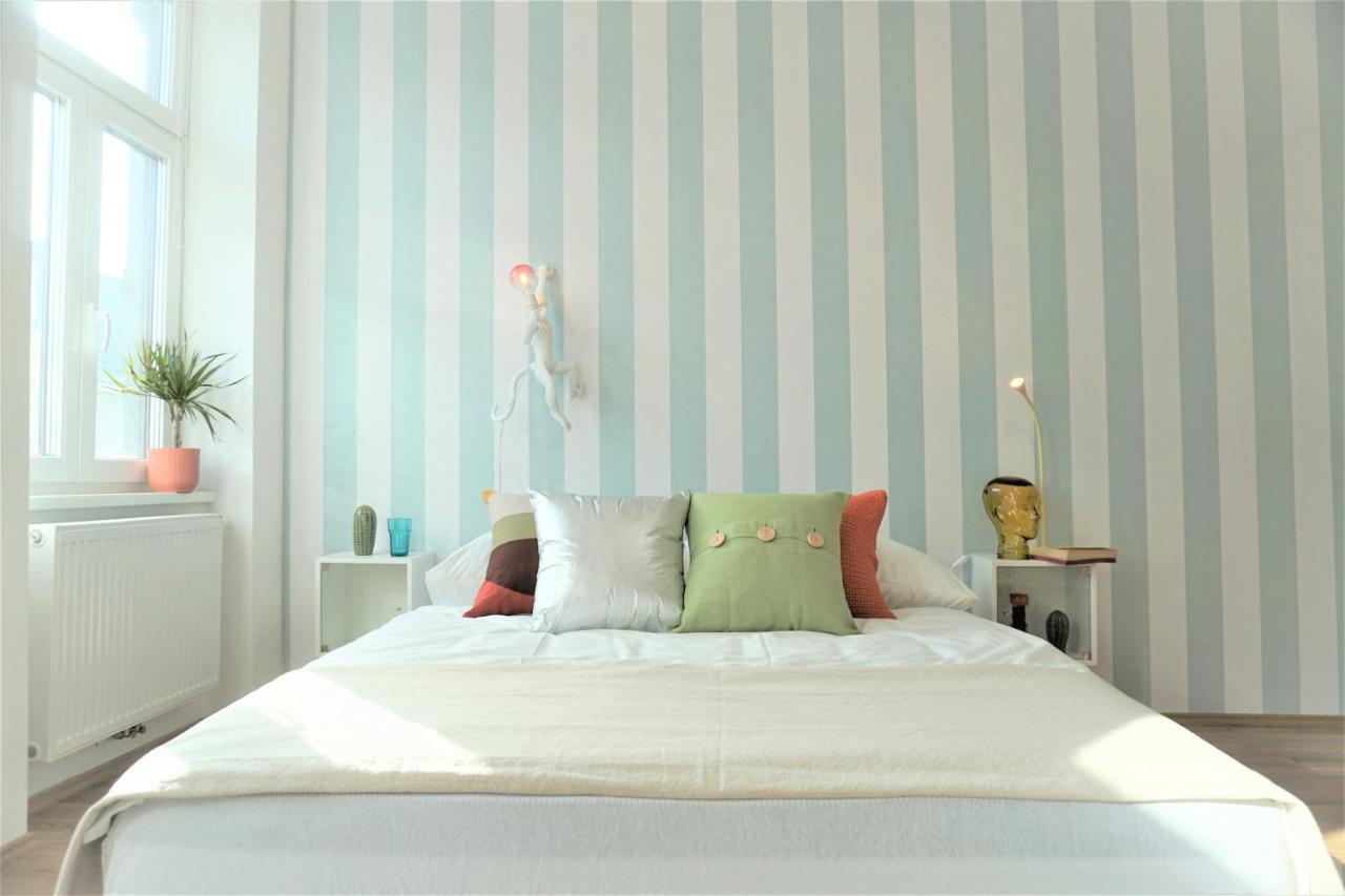 Modern 2Br Apartments - Full Kitchen - Schoenbrunn Area - 15 Mins To City Center Vienna Esterno foto